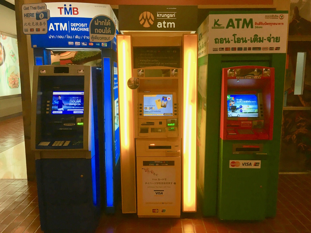 海外ATMで手軽に現地通貨を入手できる